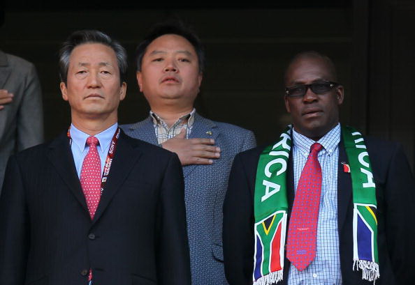 Вице-президент и экс-президент Корейской футбольной ассоциации Чон Мон Чжун (L), слушают гимн перед футбольным матчем Южной Кореи против Греции.  Фото: Karim JAAFAR/AFP/Getty Images