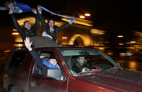Фанаты "Зенита" праздновали победу над «Ростовом» и завоевание чемпионского титула в противостоянии ОМОНУ