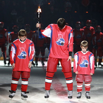 Церемонию памяти хоккеистов команды "Локомотив" посетили около 6 тыс человек