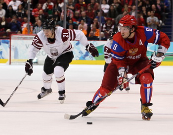Сборная России по хоккею в первом матче победила Латвию