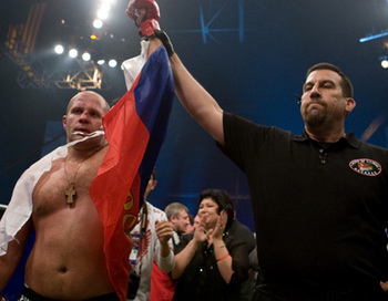 Победа Федора Емельяненко над Бреттом Роджерсом на турнире M-1 Global & Strikeforce, 7 ноября 2009 г. Фото с сайта efedor.ru