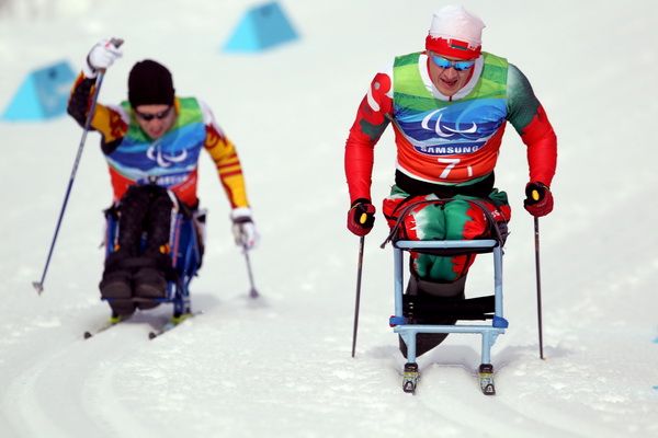 Сборная России завоевала золото в  эстафете по лыжным гонкам на Паралимпийских играх. Фото