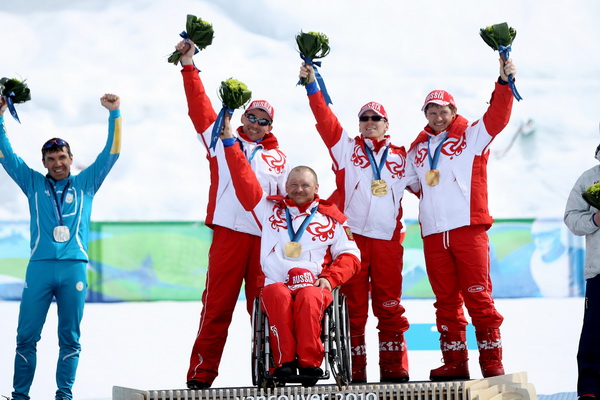 Сборная России завоевала золото в  эстафете по лыжным гонкам на Паралимпийских играх. Фото