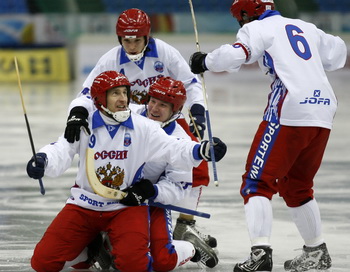 Сборная России по хоккею с мячом разгромила команду Норвегии. Фото: STR/AFP/Getty Images