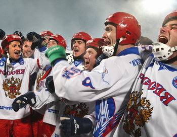 Сборная России выиграла команду Швеции на чемпионате мира по хоккею с мячом. Фото: YURI YURIEV/AFP/Getty Images