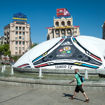 Гигантский рекламный баннер в виде официального мяча Евро-2012, установленный на площади Независимости в Киеве. Фото РИА Новости