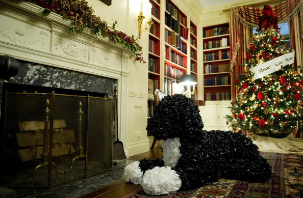 Первая леди США Мишель Обама с детьми готовит Рождественские украшения в Белом доме