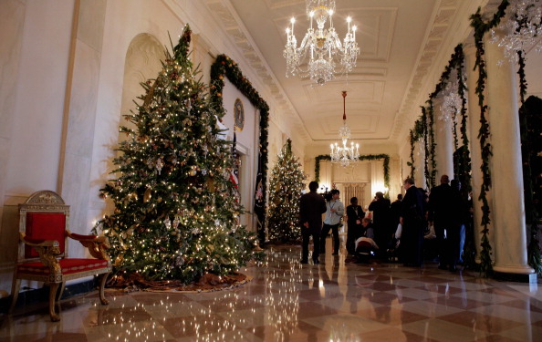 Первая леди США Мишель Обама с детьми готовит Рождественские украшения в Белом доме