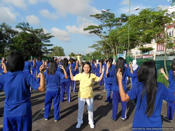 Упражнения Фалуньгун изучают в школе бизнеса SMK в Индонезии