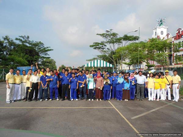 Упражнения Фалуньгун изучают в школе бизнеса SMK в Индонезии