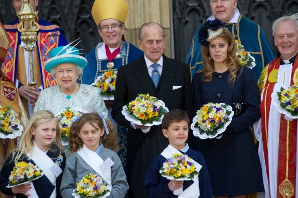 Королева Елизавета II, принц Филипп и принцесса Беатрис посетили службу в Йоркском соборе