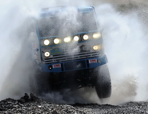 «Дакар-2012».  «КАМАЗ» Артура Ардавичуса лидирует в общем зачете грузовиков. Фоторепортаж с третьего этапа ралли