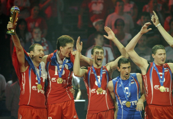 Игроки сборной России по волейболу празднуют победу в Мировой лиге