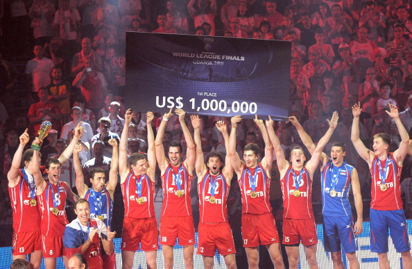 Игроки сборной России по волейболу празднуют победу в Мировой лиге