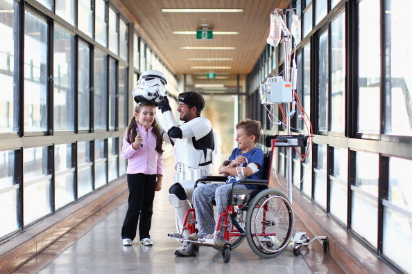 Штурмовик из «Звёздных войн» Якоб Френч посетил детский госпиталь в Сиднее