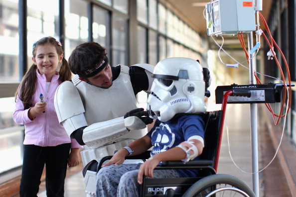 Штурмовик из «Звёздных войн» Якоб Френч посетил детский госпиталь в Сиднее