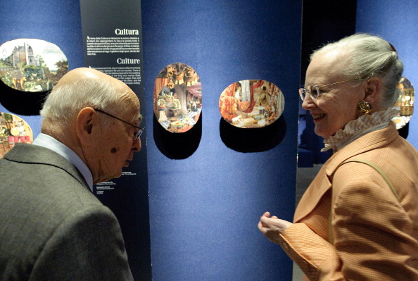 Королева Дании Маргрете II на открытии выставки «Дикие лебеди» в Риме
