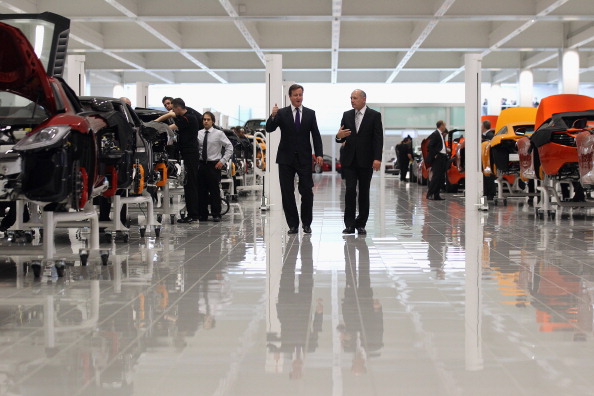 Фоторепортаж о Дэвиде Кэмероне в технологическом центре McLaren