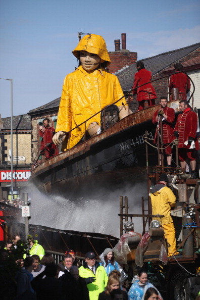 Гигантские куклы в одиссее «Титаника». Фоторепортаж и видео из Ливерпуля