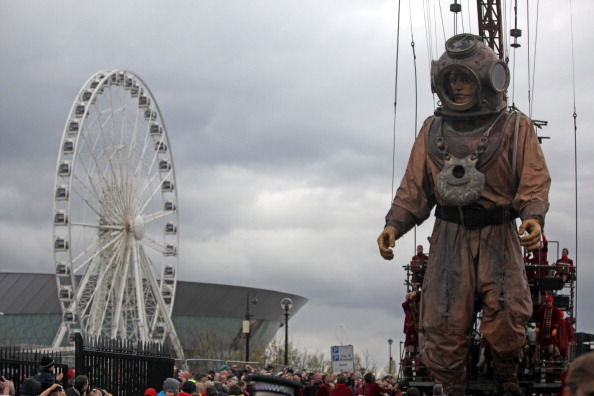Гигантские куклы в одиссее «Титаника». Фоторепортаж и видео из Ливерпуля