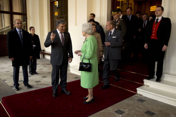 Королева Елизавета II и принц Филипп попрощались с президентом Турции и его супругой