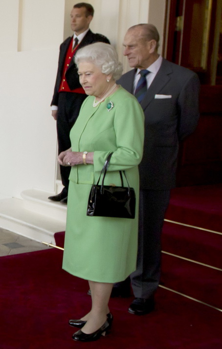 Королева Елизавета II и принц Филипп попрощались с президентом Турции и его супругой