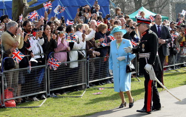 Королева Елизавета II в честь юбилея своего правления посетила парк Святого Валентина в Лондоне