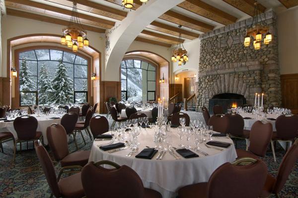 Отель  Fairmont Chateau Lake Louise в горах Канады