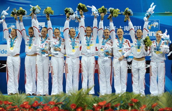 Российскую сборную по синхронному плаванию с победой в чемпионате мира поздравил Дмитрий Медведев. Фото: PETER PARKS/AFP/Getty Images