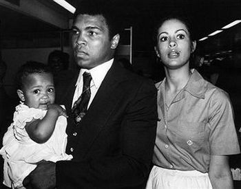 Мохаммед Али с женой Вероникой и дочерью Ханной в 1977 году. Фото: Keystone-France/Gamma-Keystone via Getty Images