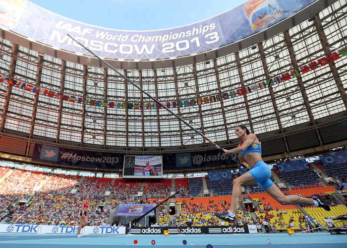 Елена Исимбаева стала трёхкратной чемпионкой, выиграв золото ЧМ в Москве
