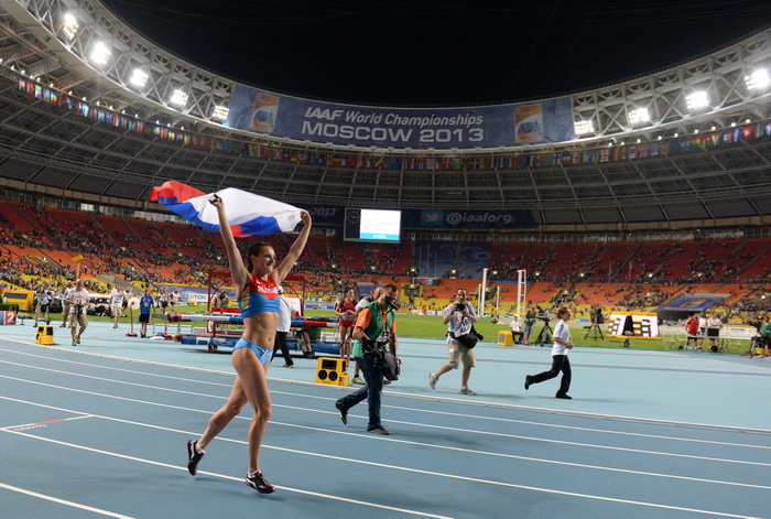 Елена Исимбаева стала трёхкратной чемпионкой, выиграв золото ЧМ в Москве
