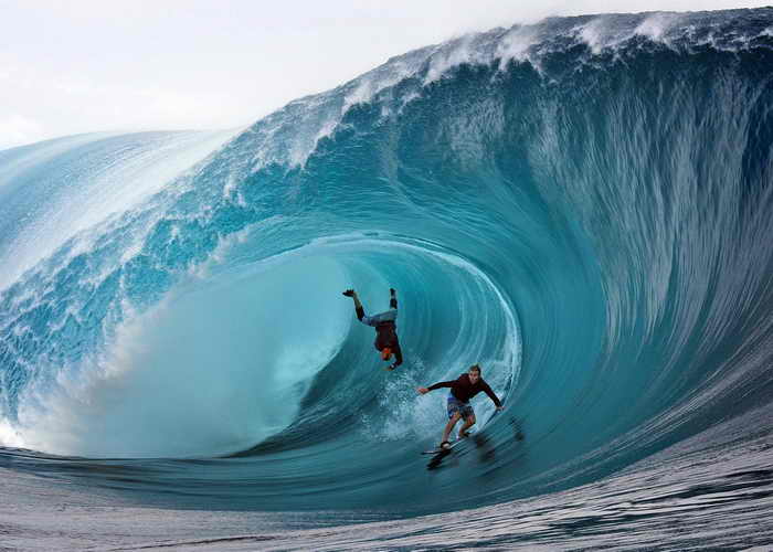 Гигантские волны заливают побережье Европы. А для любителей сёрфинга на севере Испании это — возможность поймать идеальную волну. Фото: GREGORY BOISSY/AFP/Getty Images