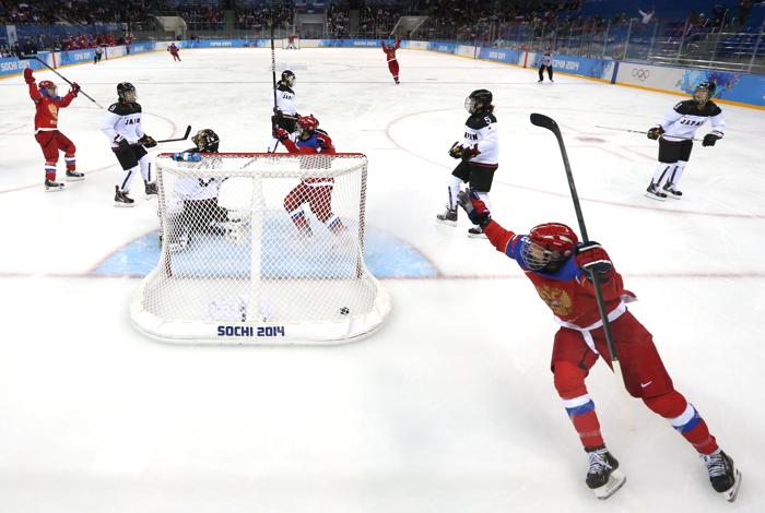 Командная игра на льду. Лед хоккей. Хоккей с шайбой на Олимпийских играх. Хоккеист на льду.