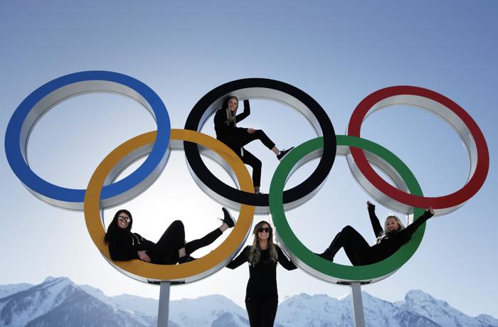 Спортсмены позируют с олимпийскими кольцами в Сочи 4 февраля 2014 года. Фото: Adam Pretty/Getty Images