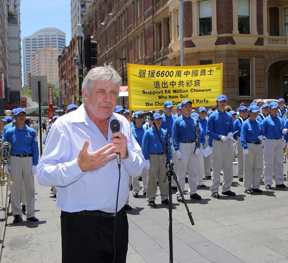 Выступает австралийский активист по защите прав человека Стив Сим. Фото: Chen Ming/The Epoch Times 