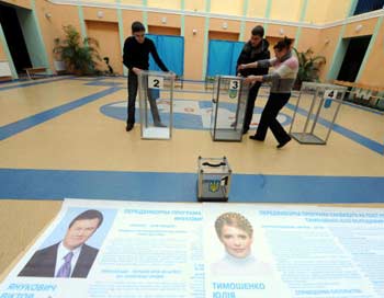 ЦИК Украины: проголосовало около половины избирателей. Фоторепортаж