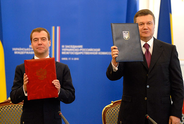 Янукович и Медведев подписали три соглашения. Фоторепортаж