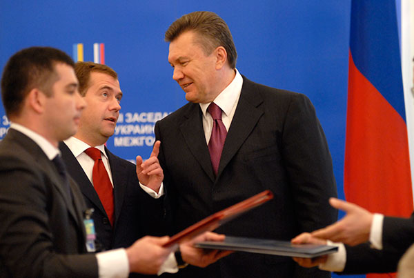 Янукович и Медведев подписали три соглашения. Фоторепортаж