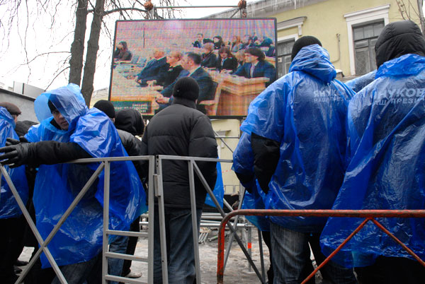 Украина: как переживают сторонники обоих кандидатов за их судьбу возле ВАСУ. Фоторепортаж