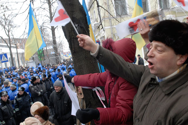 Украина: как переживают сторонники обоих кандидатов за их судьбу возле ВАСУ. Фоторепортаж