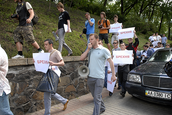 Беркут не дал оппозиции возложить венки на месте пресс-конференции Януковича. Фоторепортаж