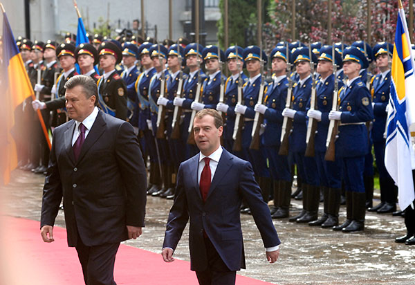 Официальная церемония встречи Дмитрия Медведева в Киеве. Фоторепортаж