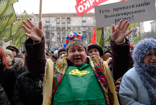 Протест предпринимателей в Киеве: торговцы пытались накормить мэрию утятиной. Фоторепортаж