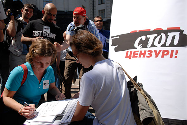 Киевские журналисты ударили маршем по цензуре. Фоторепортаж