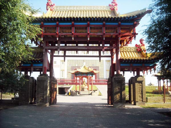 Один из четырех входов в  Хурул Золотую Обитель Будды Шакьямуни , всегда открыт для   паломников и туристов.  Фото:  Великая Эпоха