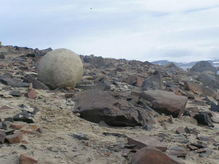 Шарообразные камни острова Чампа в России