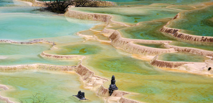 Бирюзовые бассейны каскада Хуанлун. фото: david goetz/flickr.com 