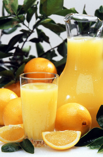 Апельсиновый сок — источник витамина С (аскорбиновой кислоты), калия, фолиевой кислоты (Витамин B9). Апельсиновый сок также содержит флавоноиды, которые благотворно влияют на здоровье человека. Фото: Scott Bauer/commons.wikimedia.org 