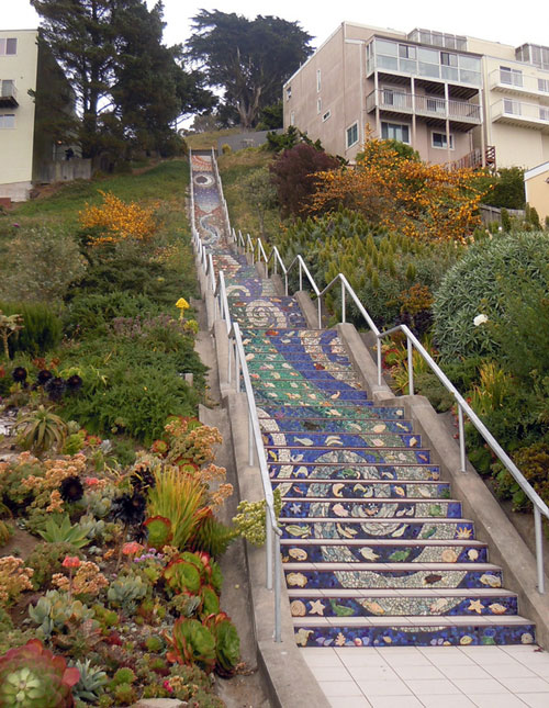 Мозаичные полотна на ступенях лестницы в Сан-Франциско